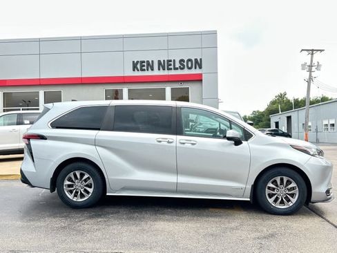 Used 2021 Toyota Sienna LE AWD/4WD image 15