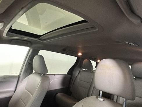 Used 2019 Toyota Sienna XLE FWD image 12