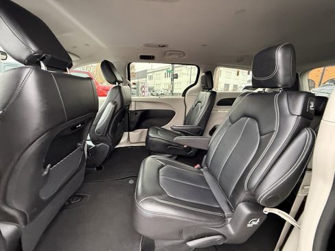 Used 2024 Chrysler Pacifica Touring-L image 24