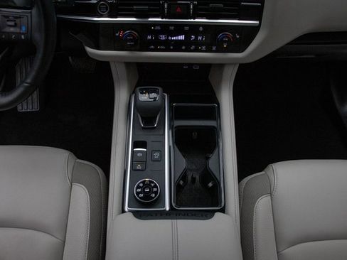 Used 2024 Nissan Pathfinder SL w/ Black Appearance Package image 25