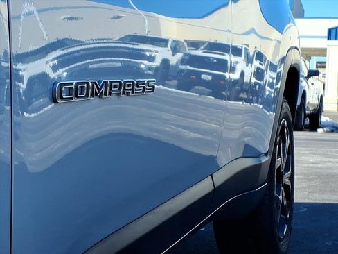 Used 2024 Jeep Compass Latitude image 34