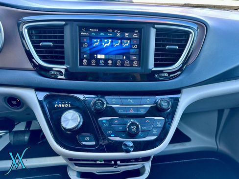 Used 2018 Chrysler Pacifica Touring Plus FWD image 25