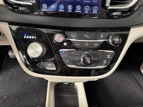 Used 2018 Chrysler Pacifica Touring-L Plus w/ Tire & Wheel Group FWD image 23