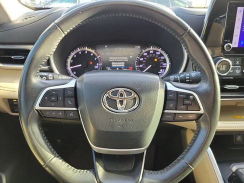 Used 2024 Toyota Highlander XLE AWD/4WD image 15