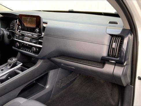 Used 2024 Nissan Pathfinder SV w/ Black Appearance Package image 12