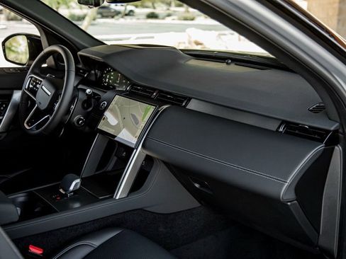 Used 2024 Land Rover Discovery Sport Dynamic SE image 29