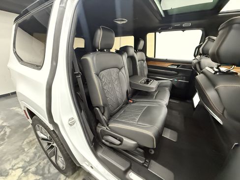 Used 2022 Jeep Grand Wagoneer Series III image 30