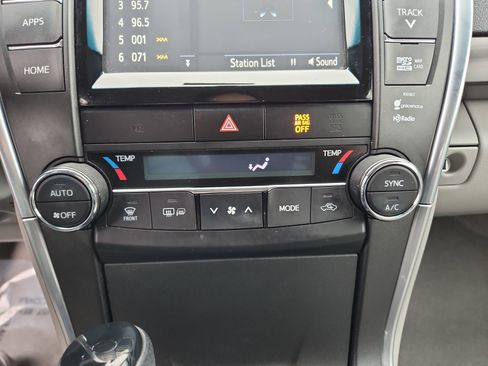 Used 2015 Toyota Camry XLE image 16