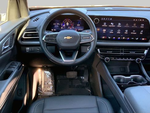 Used 2025 Chevrolet Traverse LT FWD image 6