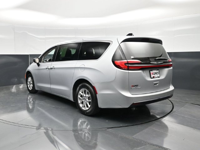 Used 2024 Chrysler Pacifica Touring-L FWD image 2