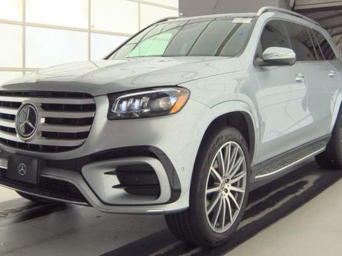 Used 2025 Mercedes-Benz GLS 580 GLS 580 4MATIC Captain Chairs image 1