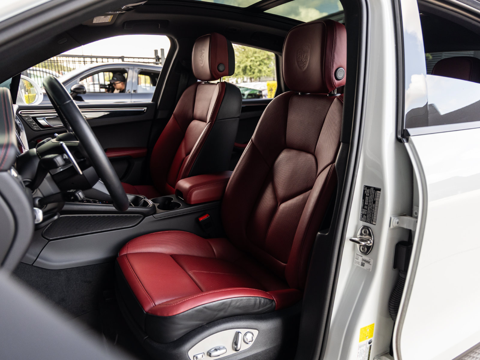 Certified 2025 Porsche Macan w/ Premium Package Plus AWD/4WD image 5