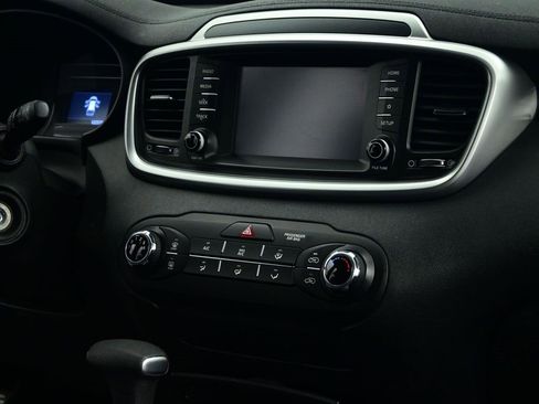 Used 2020 Kia Sorento LX image 36