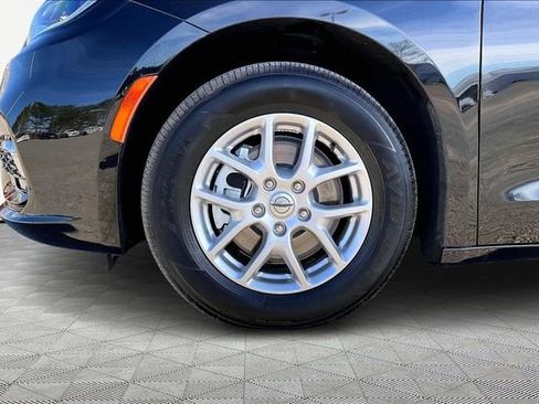 Used 2024 Chrysler Pacifica Touring-L image 22