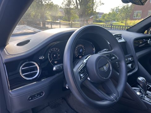 Used 2024 Bentley Bentayga Plug-In Hybrid AWD/4WD image 8