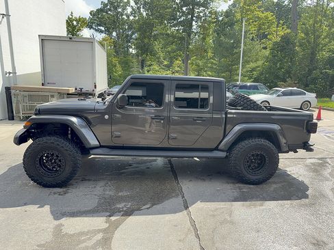 Used 2021 Jeep Gladiator Overland w/ Cold Weather Group AWD/4WD image 2