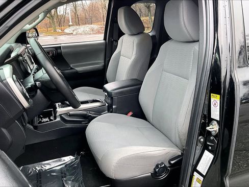 Used 2017 Toyota Tacoma SR5 w/ SR5 Appearance Package (SM) image 8