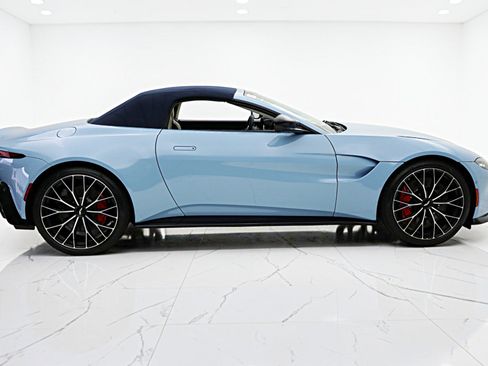 Used 2022 Aston Martin V8 Vantage Roadster RWD image 26