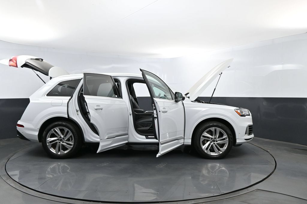 Used 2022 Audi Q7 3.0T Premium Plus w/ Premium Plus Package AWD/4WD image 29