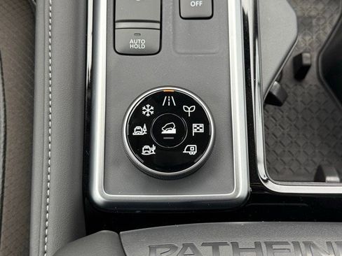 New 2025 Nissan Pathfinder SL image 30