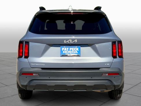 Used 2023 Kia Sorento S w/ Panoramic Sunroof Package image 4