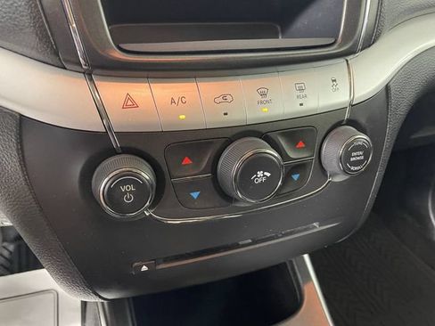 Used 2018 Dodge Journey SE w/ Connectivity Group FWD image 9