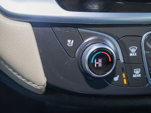 Used 2022 Chevrolet Traverse Premier image 23