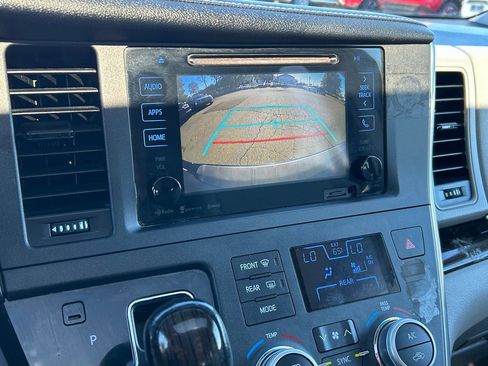 Used 2017 Toyota Sienna XLE image 30