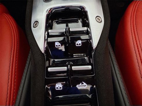 Used 2022 Ferrari SF90 Spider image 21