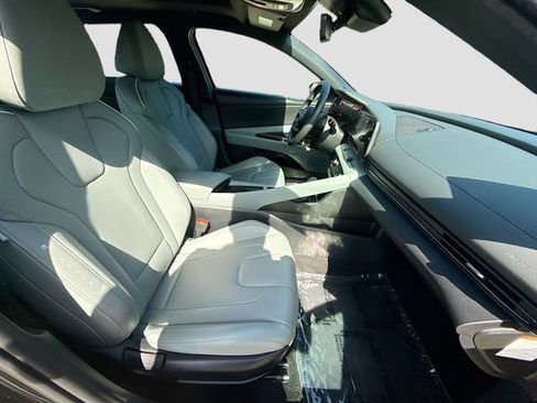 Used 2025 Hyundai Elantra Limited FWD image 31
