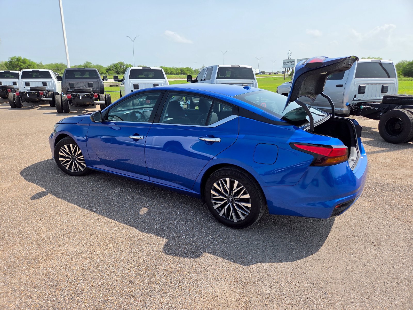 Used 2025 Nissan Altima 2.5 SV FWD image 25