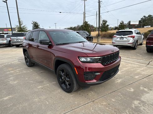 Used 2024 Jeep Grand Cherokee Altitude image 5