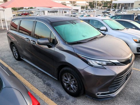 Used 2022 Toyota Sienna XLE FWD image 6