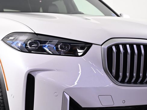 Used 2024 BMW X5 xDrive40i w/ Premium Package AWD/4WD image 4
