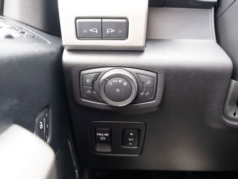 Used 2018 Ford F150 Lariat w/ Equipment Group 502A Luxury AWD/4WD image 6