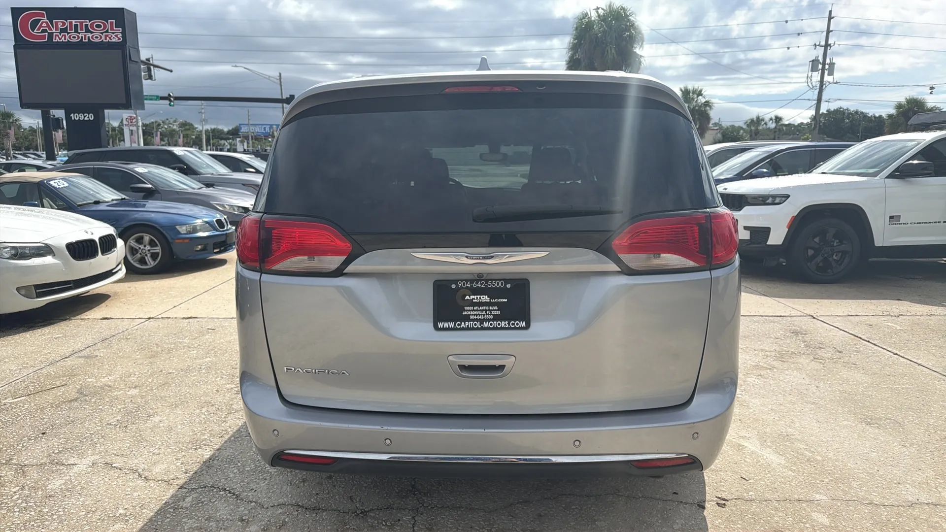 Used 2020 Chrysler Pacifica Touring-L FWD image 4
