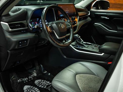 Used 2023 Toyota Highlander Bronze Edition image 9