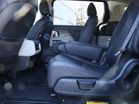 Used 2024 Kia Carnival LX image 11