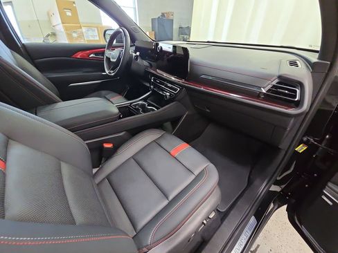 Used 2024 Chevrolet Traverse RS AWD/4WD image 37
