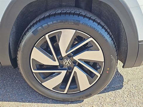 Used 2025 Volkswagen Atlas SE image 33