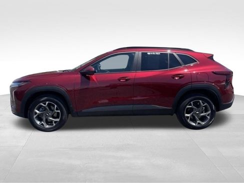 Used 2025 Chevrolet Trax LT w/ LT Convenience Package FWD image 2