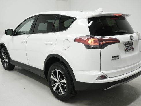 Used 2018 Toyota RAV4 XLE FWD image 6