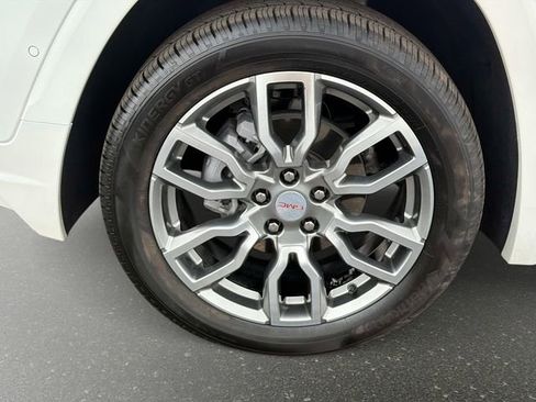 Used 2024 GMC Terrain Denali w/ Denali Premium Package AWD/4WD image 10