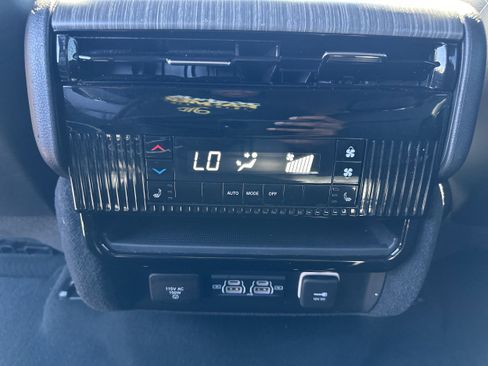 Used 2024 Jeep Wagoneer L Series II w/ Flexible Seating Group RWD image 24