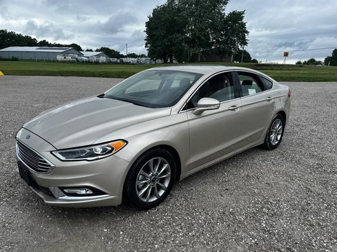 Used 2017 Ford Fusion SE w/ Fusion SE Technology Package FWD image 7