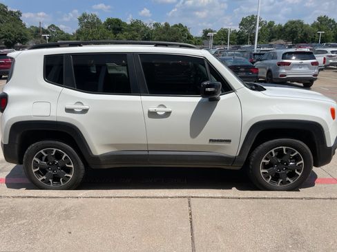 Used 2023 Jeep Renegade Latitude AWD/4WD image 5