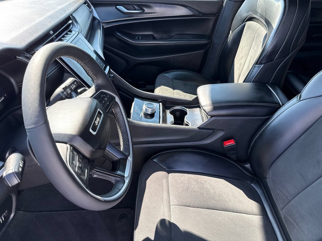 Used 2024 Jeep Grand Cherokee Altitude RWD image 18