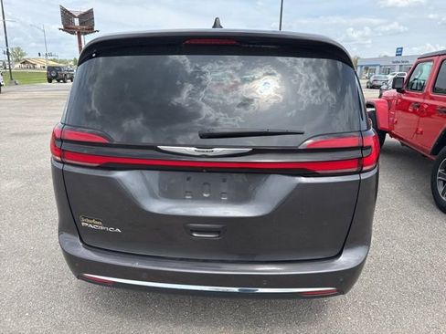 Used 2023 Chrysler Pacifica Touring-L image 10