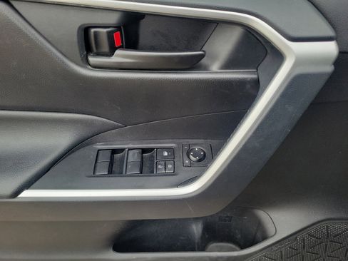 Used 2021 Toyota RAV4 LE AWD/4WD image 18