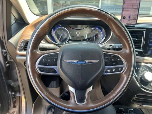 Used 2017 Chrysler Pacifica Limited w/ UConnect Theater Package FWD image 7
